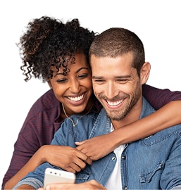 Clientes Itaú sorrindo e olhando para o celular