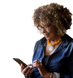 cliente Itaú segurando um celular e sorrindo