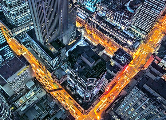 foto de cima de uma esquina com vários prédios corporativos