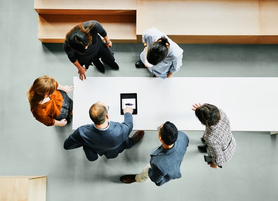 reunão de negócios vista de cima com os gestores em volta de uma mesa