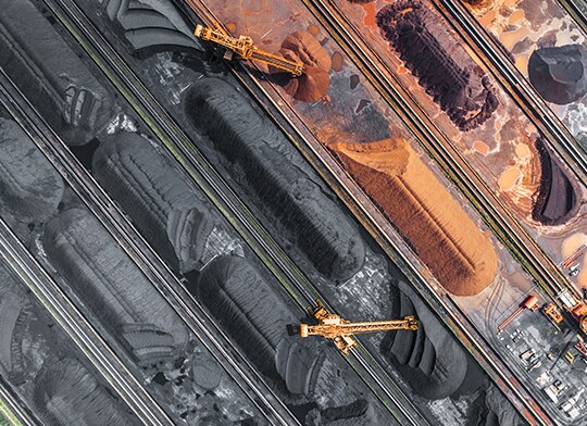 vista de cima de uma fábrica com dois guindastes