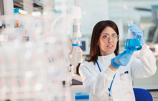 cientista olhando remedios