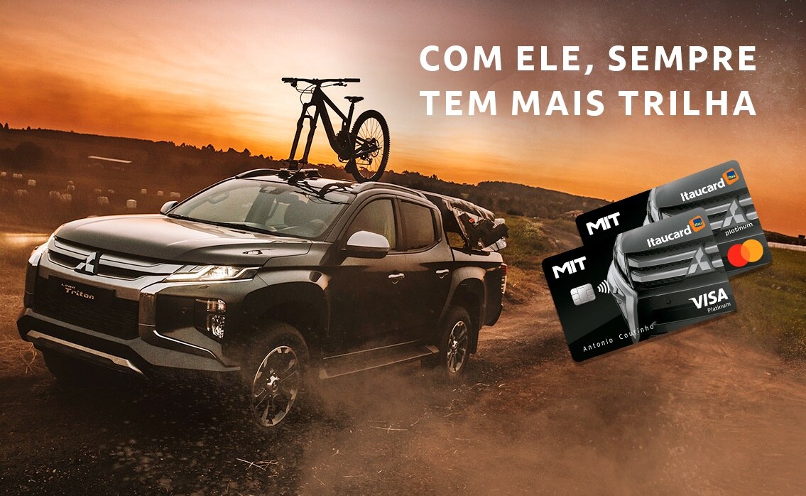 Imagem de veículo Mitsubishi próximo ao cartão Mitsubishi Itaucard com a frase "com ele, sempre tem mais trilha" no canto direito.