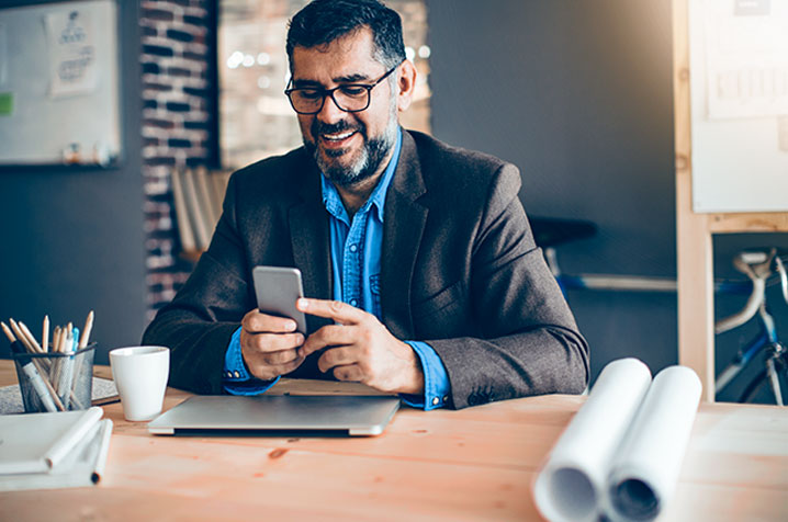 Cliente acessando os canais digitais Itaú pelo celular.