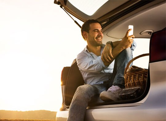 homem consultando serviços prioritários pelo celular.