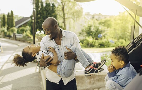 Casal de clientes Itaú Personnalité consultando sua conta em um notebook.