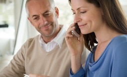 casal de clientes Itaú Uniclass, contratando por telefone uma renegociação