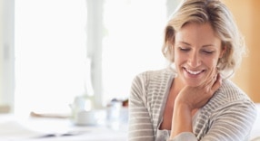 cliente Itaú Uniclass feliz e sendo atendida nos canais digitais