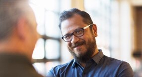 cliente Itaú Uniclass sendo atendido pelo seu gerente especialista dentro da agência