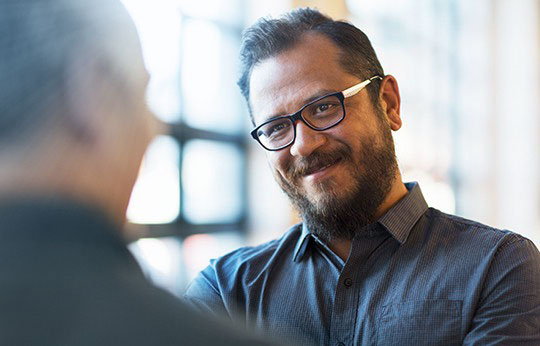 Homem olhando olhando atentamente para o seu gerente.