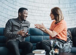 cliente itaú conversando com mulher sobre investimentos