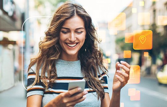 mulher sorrindo usando celular app itau abre conta