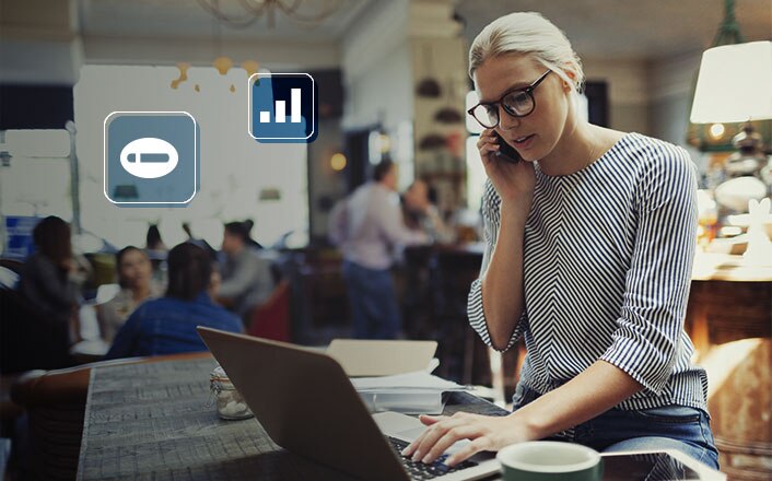 Mulher trabalhando com um computador.