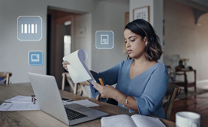 Mulher analisando sua fatura