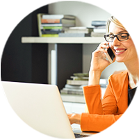 cliente falando ao celular e usando notebook