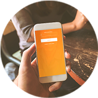 mão segurando celular com tela do app