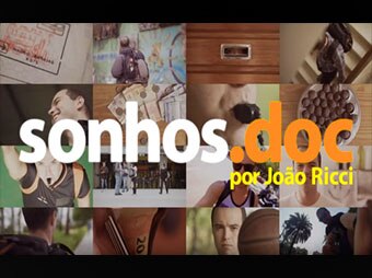 Print de parte do vídeo, com um texto no meio escrito: "sonhos.doc, por João Ricci"