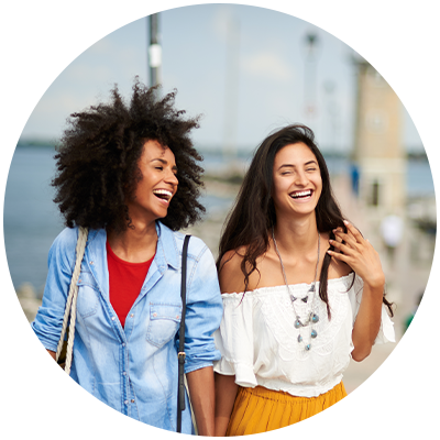 duas mulheres passeando