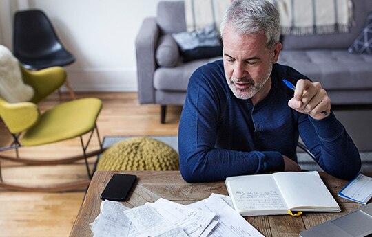 homem analisando papeis