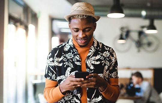 homem mexendo no celular