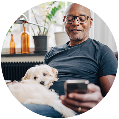 homem recebendo a chave de um carro