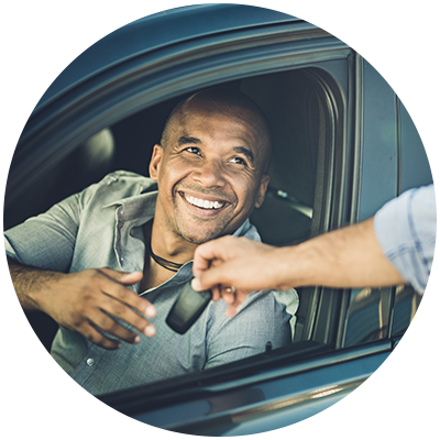 homem recebendo a chave de um carro