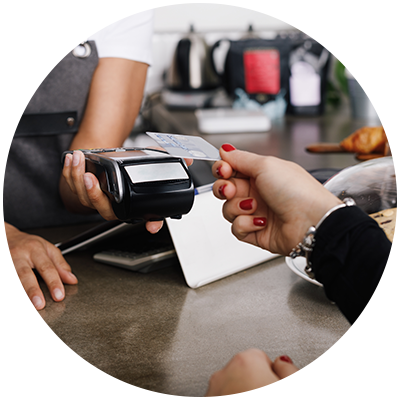 pessoa passando um cartão em uma maquininha de cartão