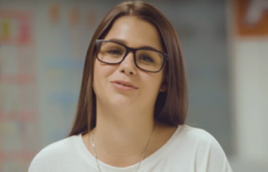 Mayara, colaboradora do Itaú, explica o que é empréstimo pessoal.