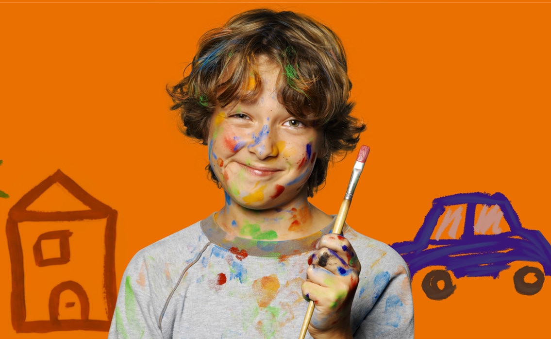 imagem de uma criança brincando com pincel com o rosto e camiseta sujos de tinta, em um fundo laranja com 1 ilustração de carro e outra de casa.