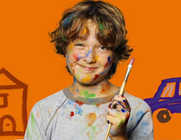 imagem de uma criança brincando com pincel com o rosto e camiseta sujos de tinta, em um fundo laranja com 1 ilustração de carro e outra de casa.