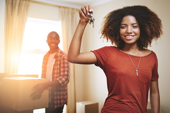 Cliente Itaú mostrando as chaves da casa nova.