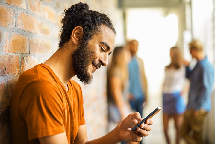 mulher e homem sentados em sua mesa montando um planejamento financeiro