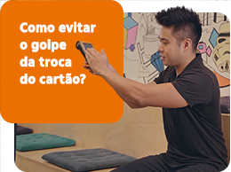 imagem de colaborador do Itaú que apresenta o vídeo segurando uma maquininha de cartão e inserção do texto: "Como evitar o golpe da troca do cartão?"