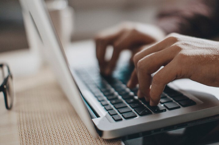 maos-de-cliente-itau-digitando-em-notebook