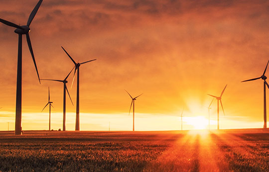 energia eólica com paisagem de pôr de sol