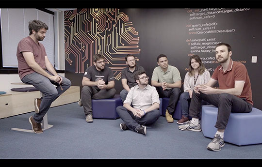Colaboradores do departamento de tecnologia, em um roda de bate-papo, contando sobre a experiência de trabalhar no Itaú em tecnologia.