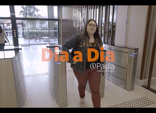 colaboradora do Itaú, Paula, contando um pouco sobre o seu dia a dia no Itaú.
