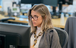 colaboradora do departamento atacado (ibba) concentrada em seu monitor do computador.