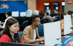 colaboradores do departamento de atendimenot, concentrado em seus respectivos computadores.