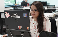 colaboradora do departamento jurídico, olhando para tela do seu notebook.