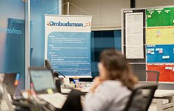 colaboradora do departamento de riscos e compliante, concentrada na tela do seu notebook.