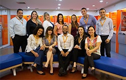 grupo de 12 colaboradores do Itaú, na rede de agência.
