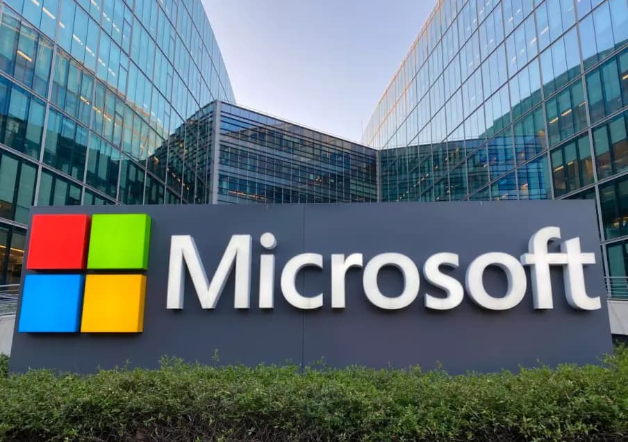 Fachada da Microsoft com o logo da empresa