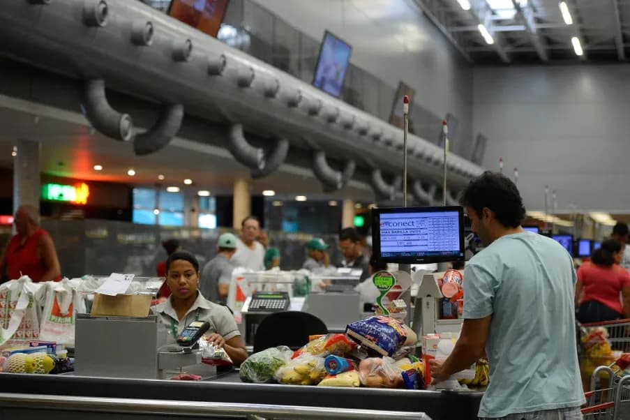 Fila em supermercado. 
