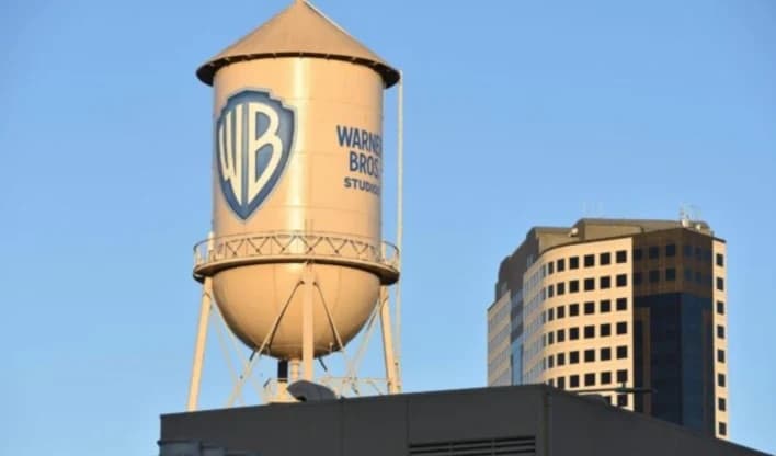 Logo da Warner Bros. na sede da empresa.