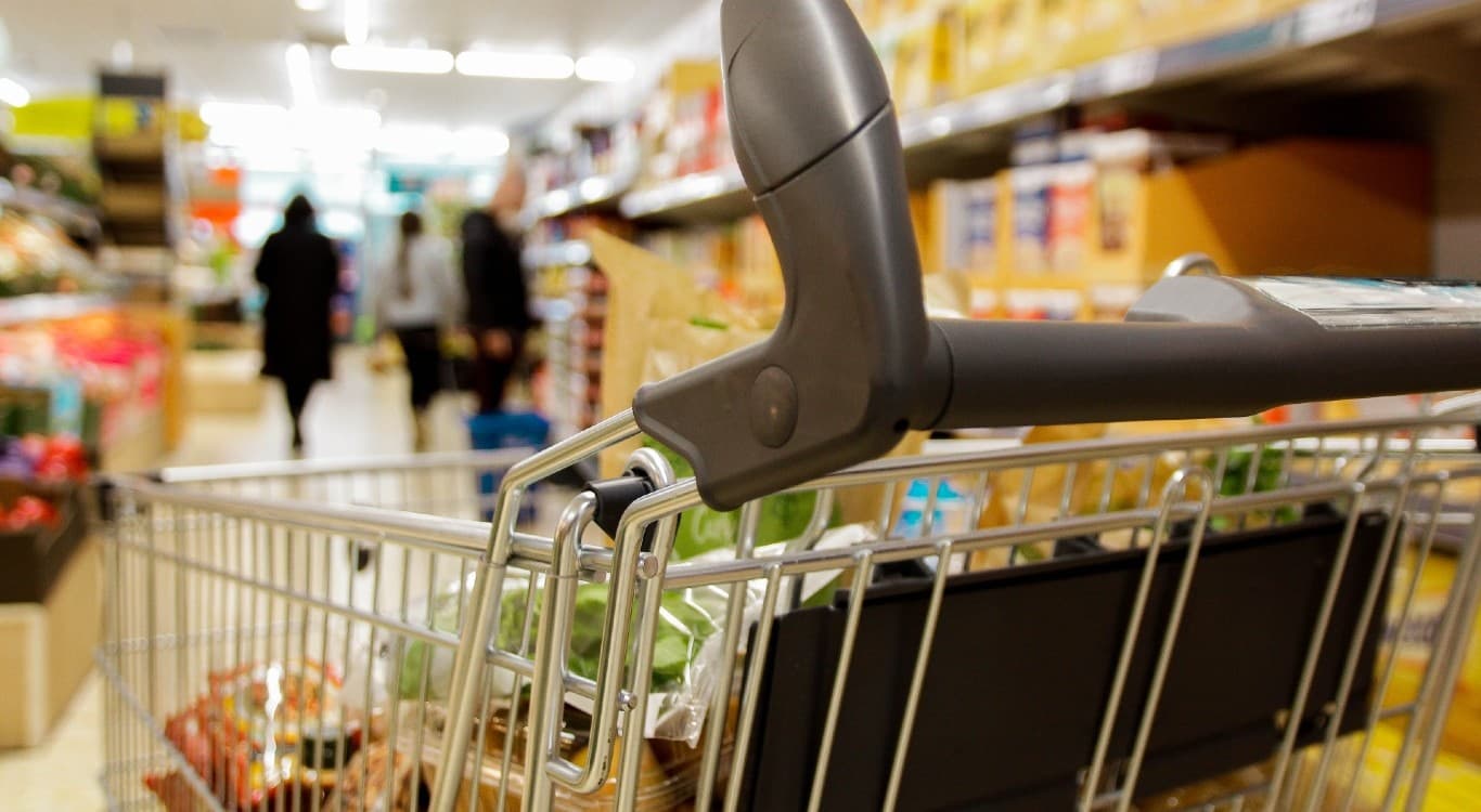Carrinho com compras no mercado. Foto: Shutterstock