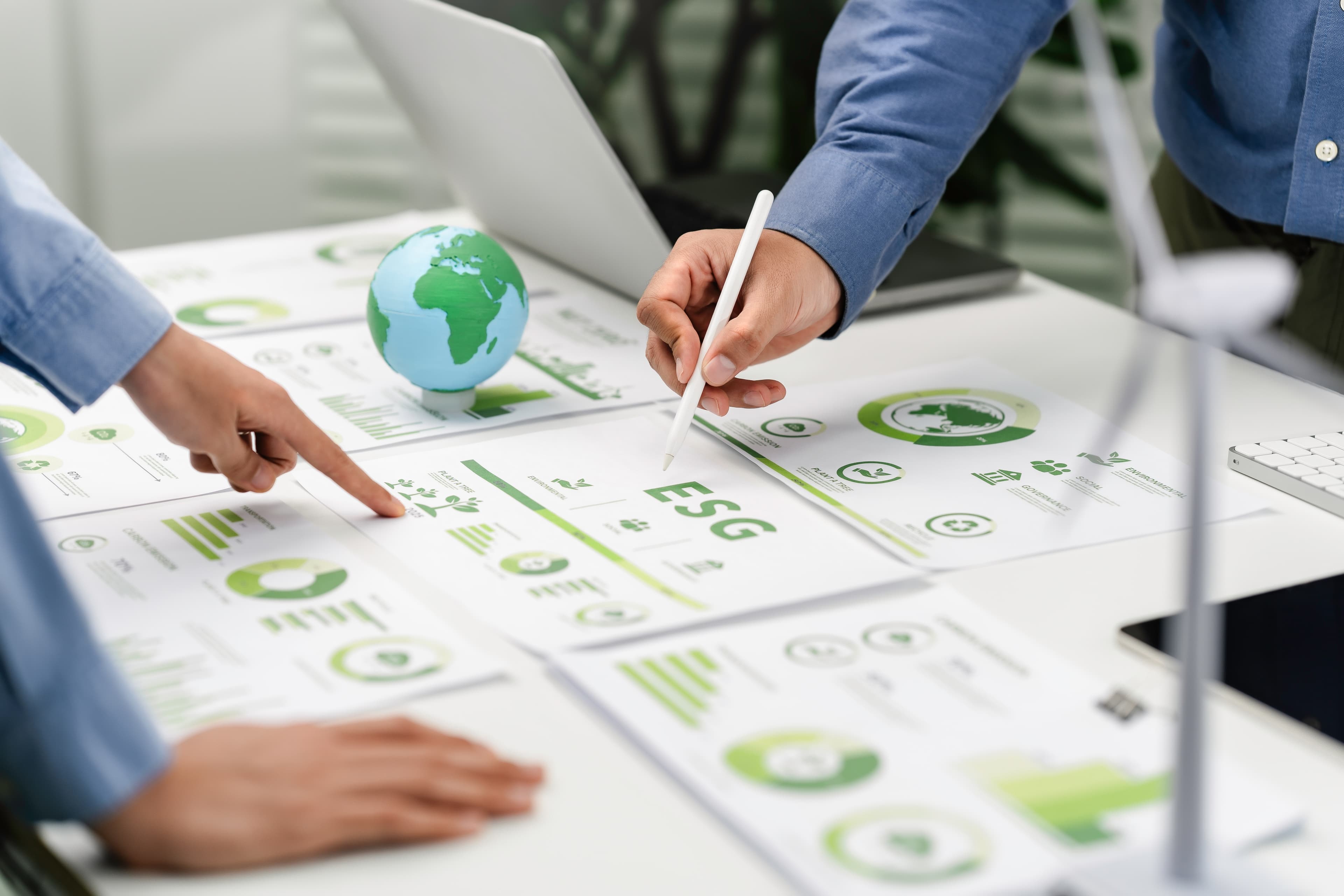 Pessoas analisando diferentes relatórios sobre Radar ESG