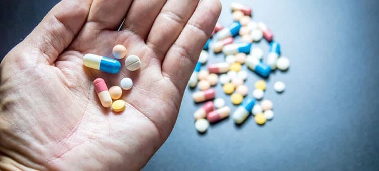 Comprimidos de remédios de diferentes cores e tamanhos