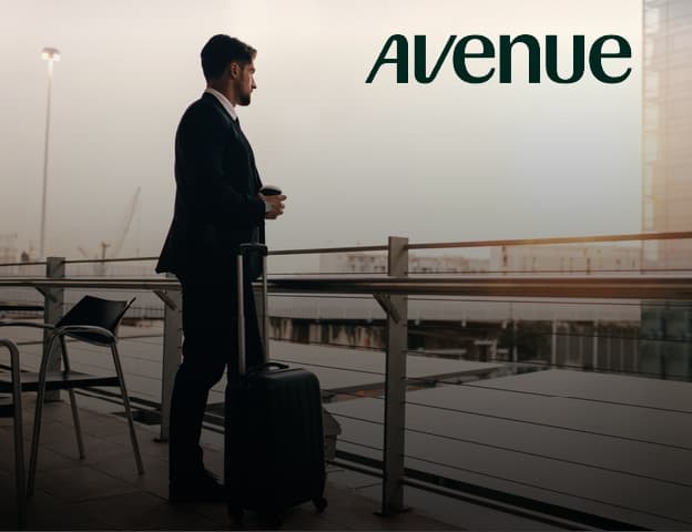 Homem com o logo da Avenue ao fundo