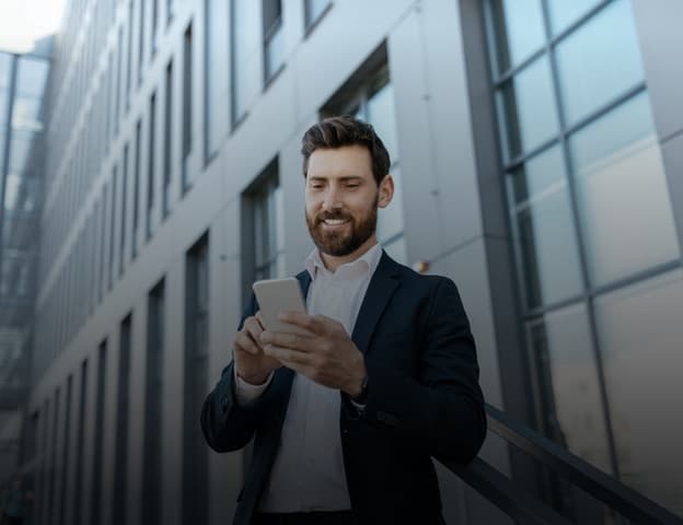 Homem com um celular na mão